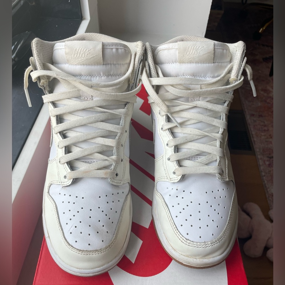 Woman’s dunk high ‘sail gum’ shoes.